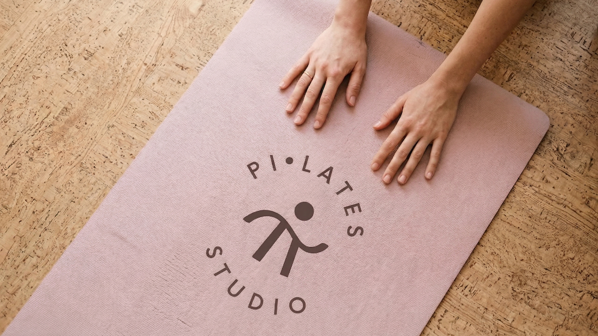 Diseño de logotipo moderno y minimalista para el estudio de pilates Pi-lates Studio desarrollado por Outroute Digital.