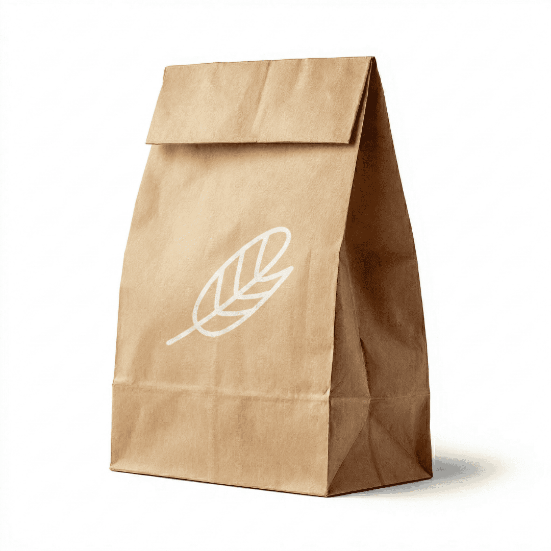 Mockup premium de bolsa de papel para Ecomunal, mostrando la aplicación del logotipo en forma de hoja botánica. Diseño de empaque para e-commerce sustentable y branding estratégico desarrollado por la agencia Outroute Digital.