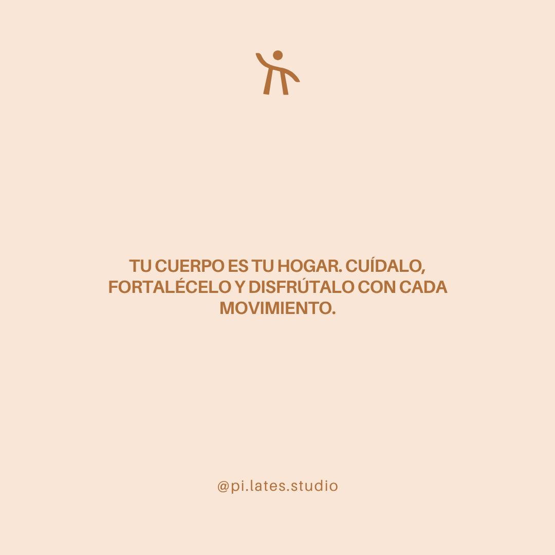 Gráfico en color crema con el isotipo dinámico de Pi-lates Studio y el manifiesto de la marca: "Tu cuerpo es tu hogar. Cuídalo, fortalécelo y disfrútalo con cada movimiento". Estrategia de voz de marca y comunicación por Outroute Digital.