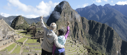 Fotografía de perfil de Outroute Travel mostrando a una pareja de senderistas en Machu Picchu. Imagen de portada utilizada para el testimonio de cliente en el portafolio de Outroute Digital, agencia de marketing digital.